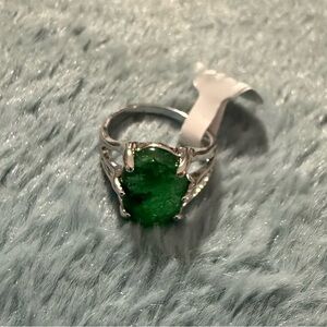 Green Stone Statement Ring Silver Tone Size 8 NWT